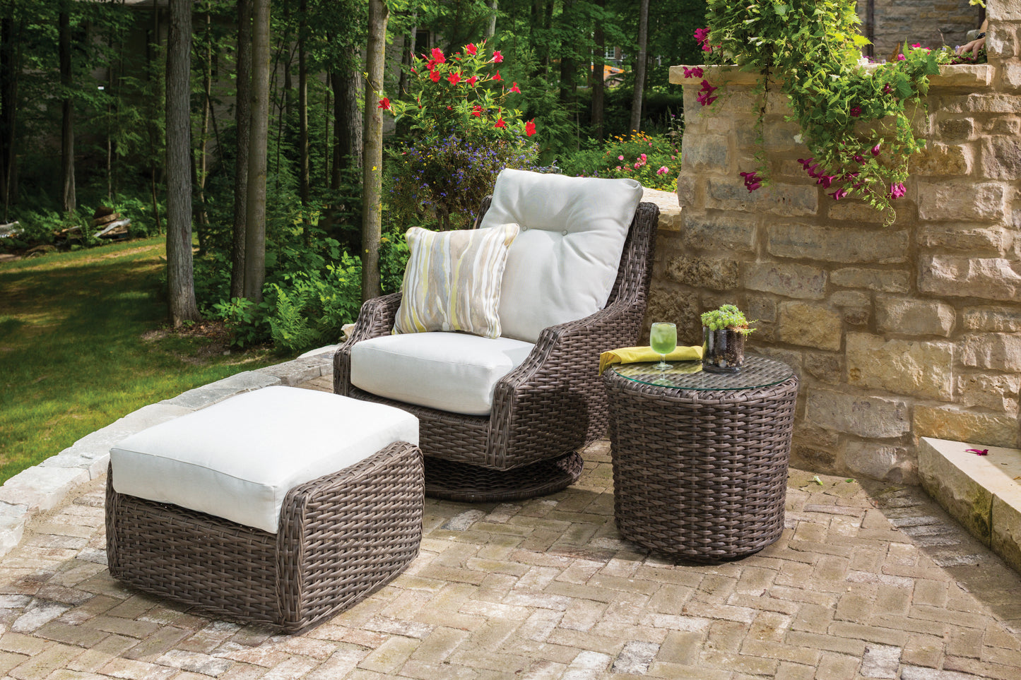 Lloyd Flanders Largo 22" Round End Table 241043 - Detail 2